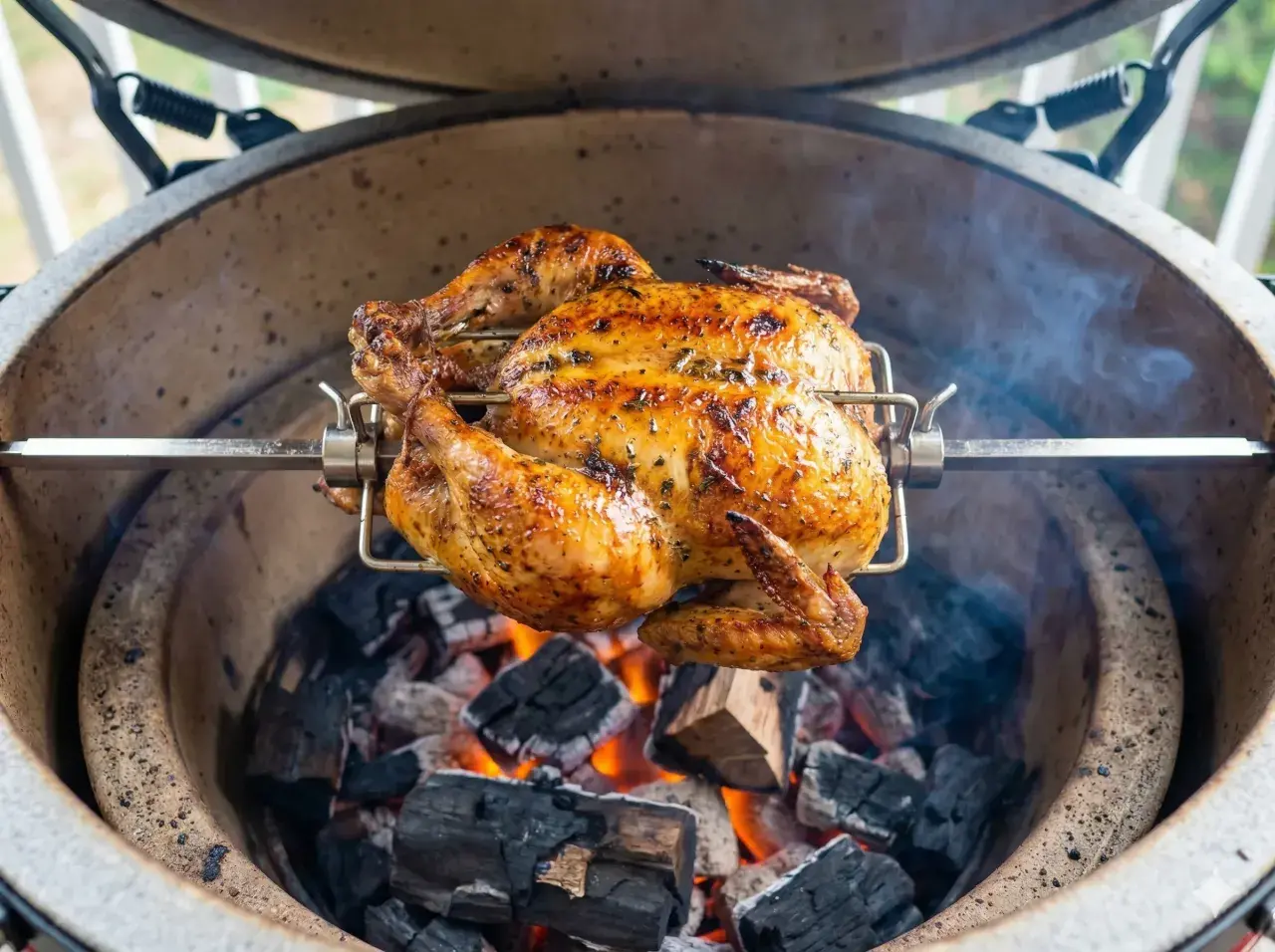 Hel kyckling grillas på rotisserie över glödande kol. En gyllene, saftig kyckling som doftar underbart.