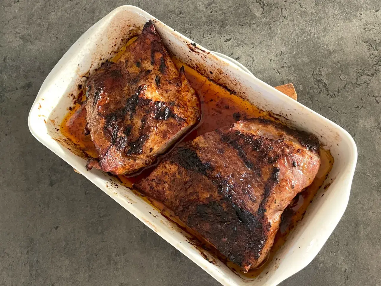 Två saftiga stekar i en ugnsform, redo för ett läckert pluma recept. Perfekt för en middag!