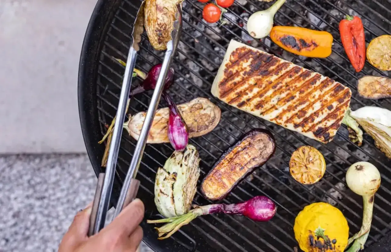 Grillad halloumi och grönsaker som aubergine, lök och paprika. En härlig grekisk grill för en sommarkväll.