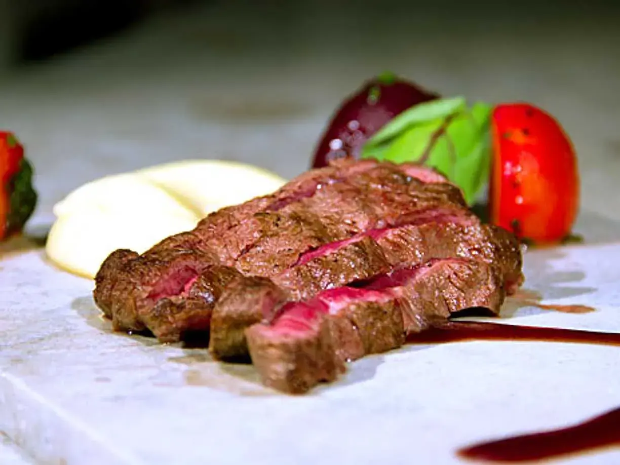 Perfekt grillad flat iron steak med krämigt potatismos och färgglada grönsaker. En njutning att grilla!