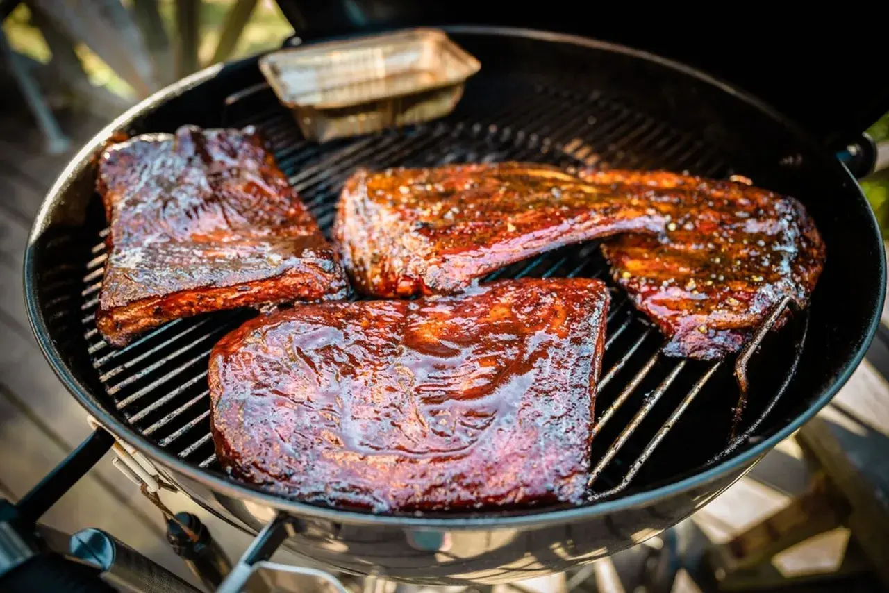 Grillade revbensspjäll med en glansig, enkel glaze som ser otroligt god ut.