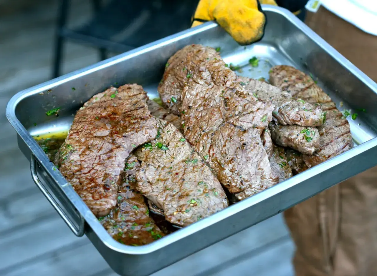Nylagad rostbiff i en form, perfekt temperatur efter grillning.