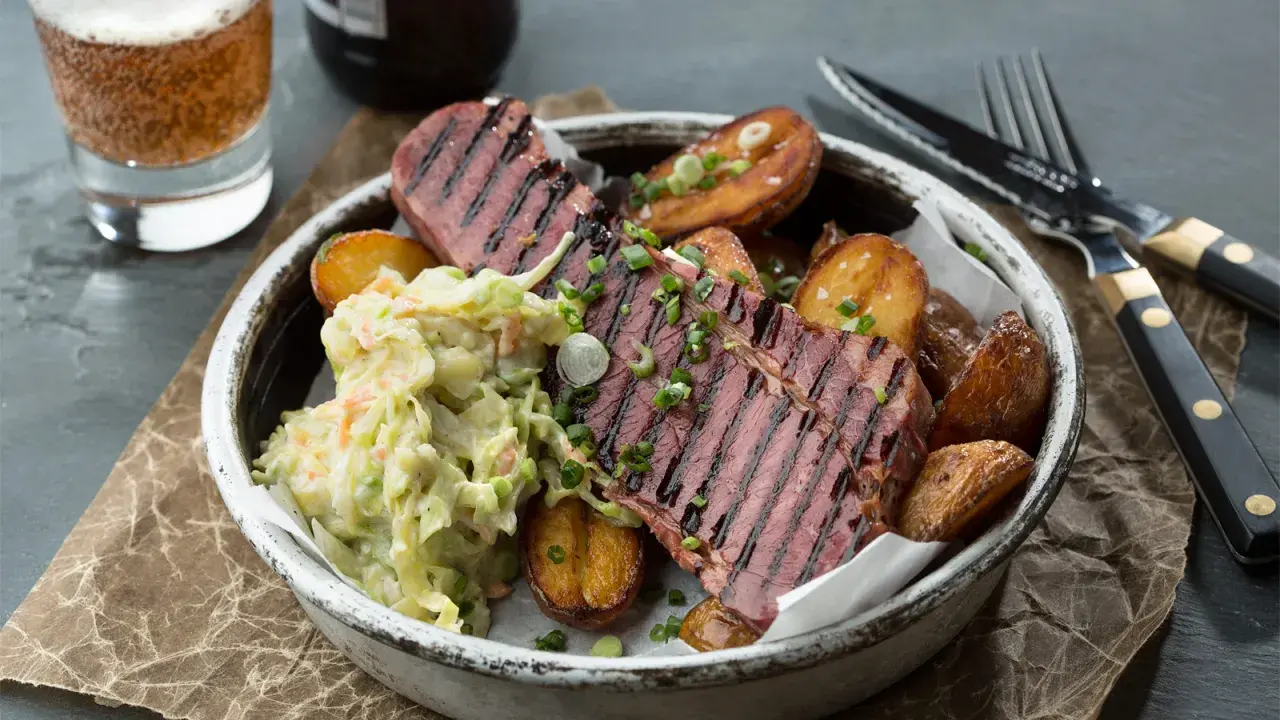 Grillad oxbringa med klyftpotatis och coleslaw. En perfekt sommarmåltid!
