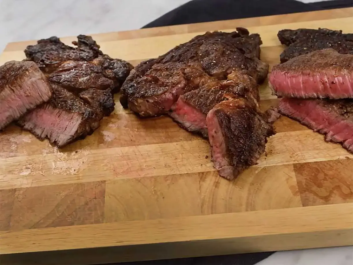 Perfekt tillagade entrecôte-biffar, saftiga och rosa inuti, visar den ideala entrecote temp.