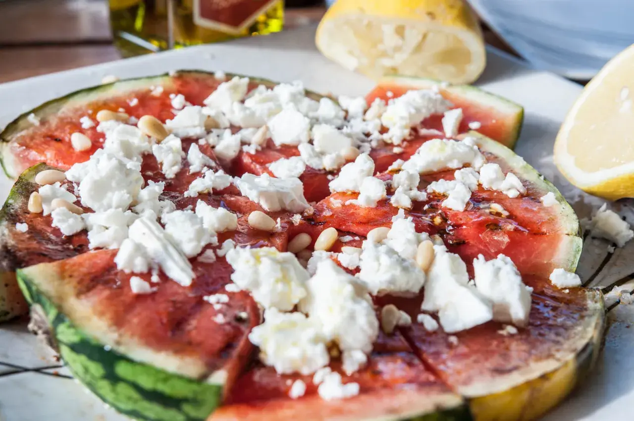 Grillad vattenmelon med smulad fetaost och pinjenötter. En härlig kall sås fetaost-röra som passar perfekt till sommaren.