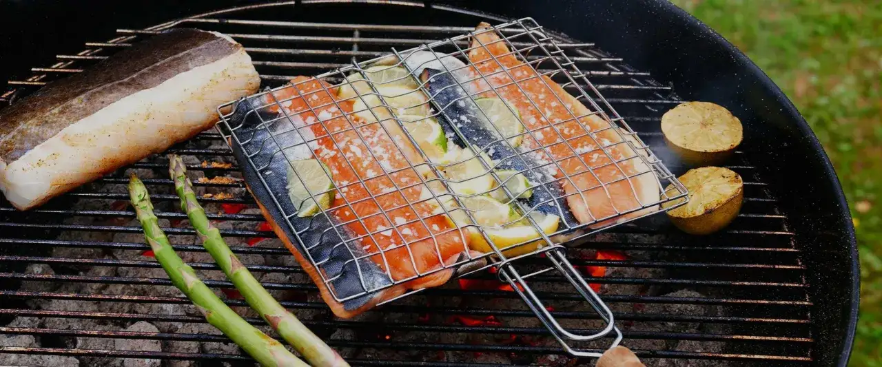 Grillad lax med citron och en bit torsk. Perfekt f&ouml;r en sommarm&aring;ltid med saltlake fisk.