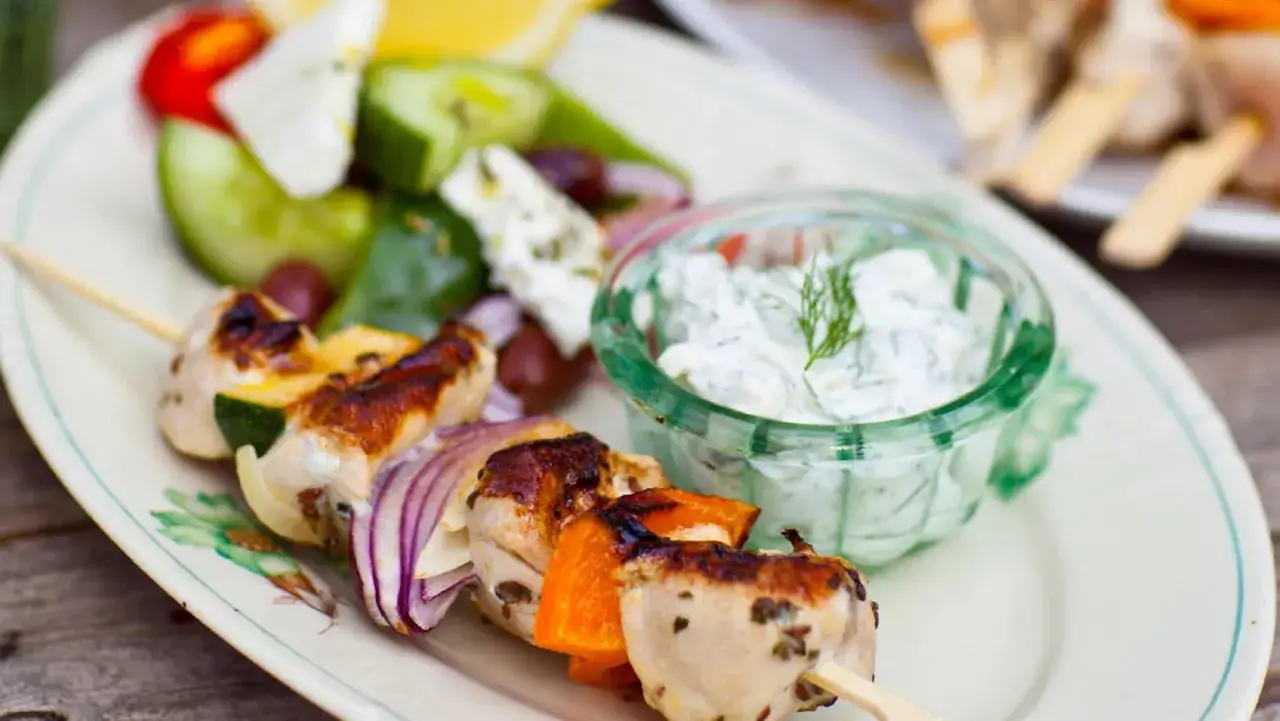Grillade kycklingspett med grönsaker och tzatziki. Perfekt med en god souvlaki krydda för extra smak.