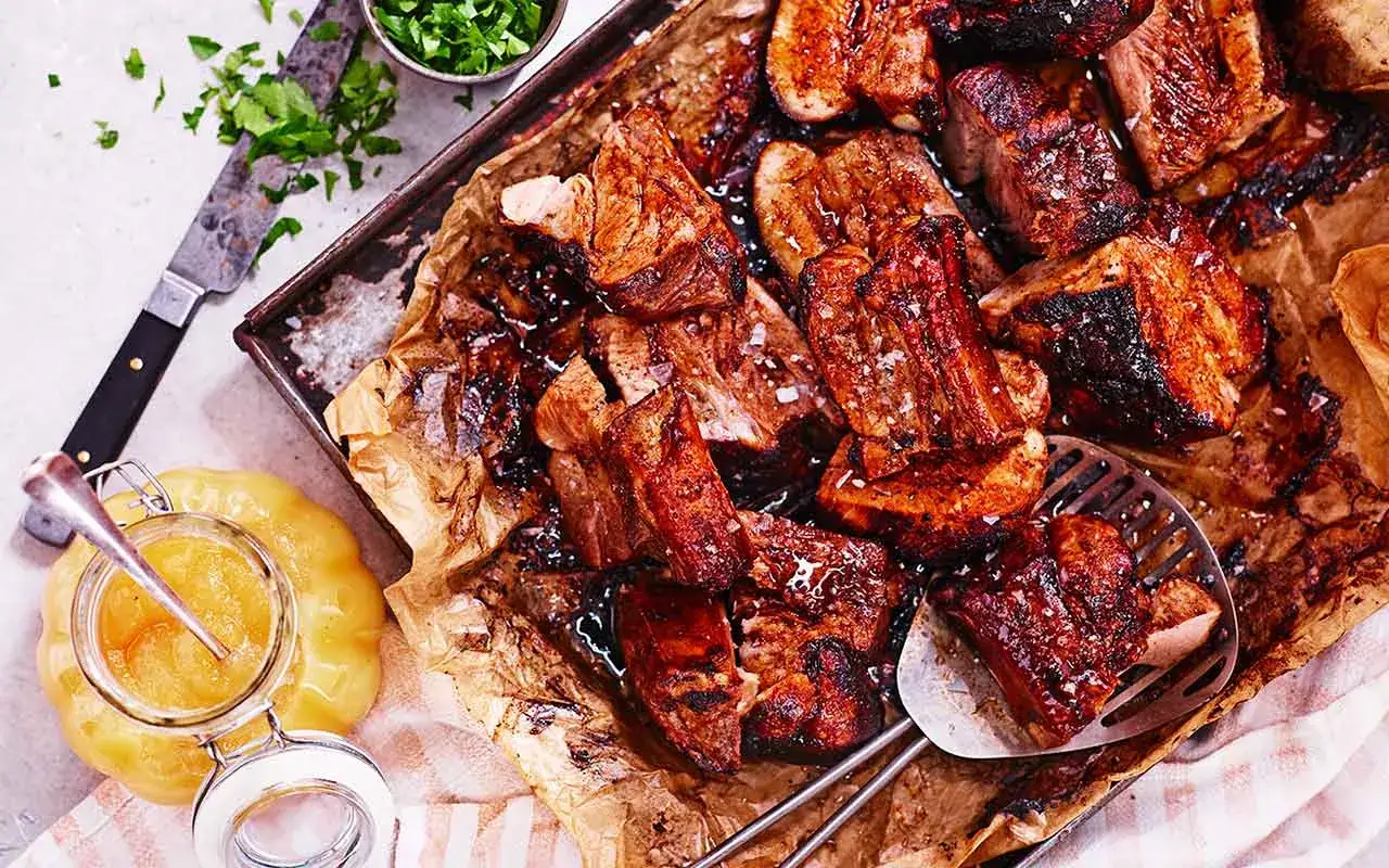 Saftiga, grillade revben med en h&auml;rlig glans, redo att serveras med &auml;ppelmos.
