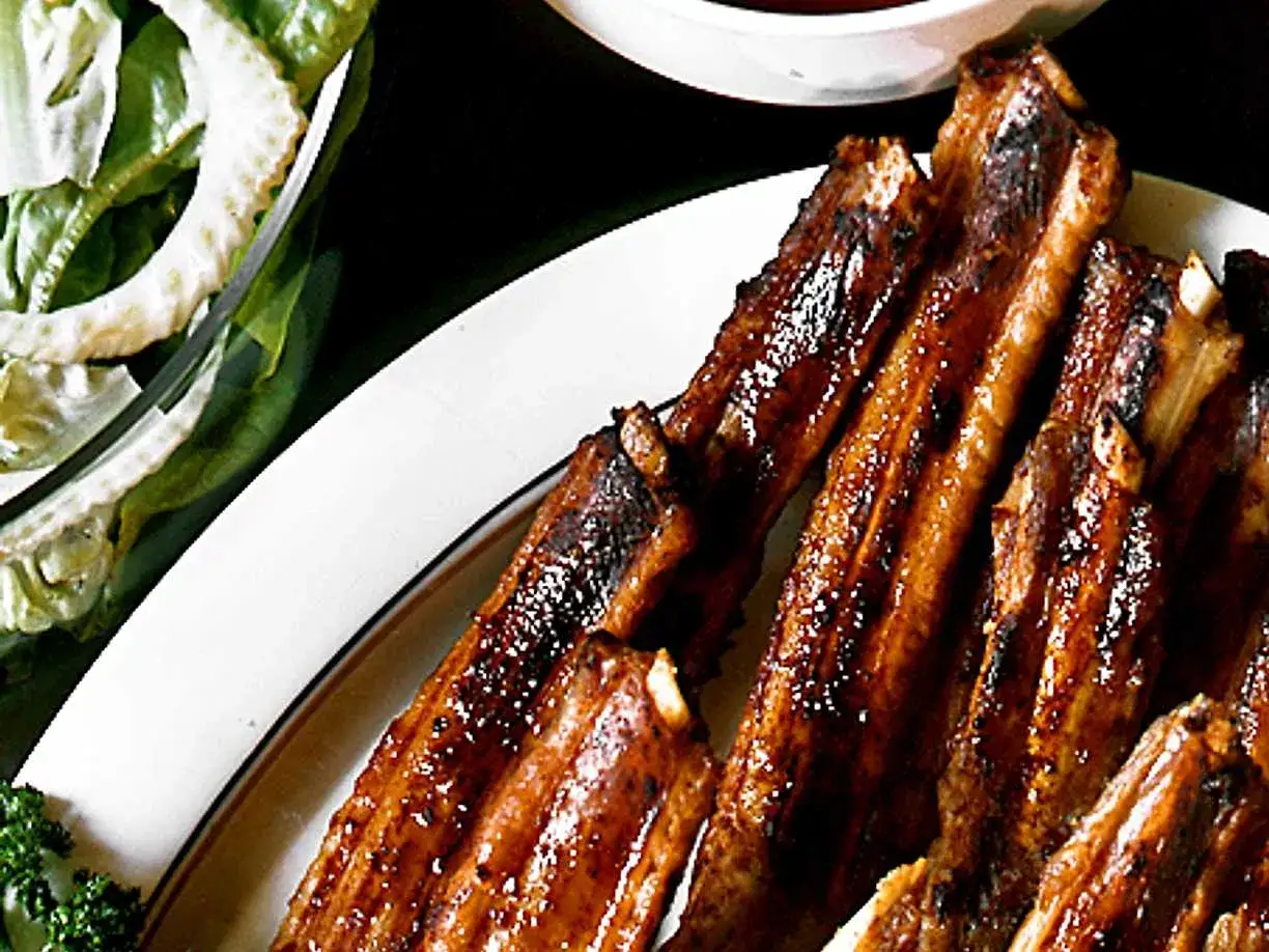 Saftiga grillade spareribs serveras med en fr&auml;sch sallad. Perfekt f&ouml;r en sommarkv&auml;ll!