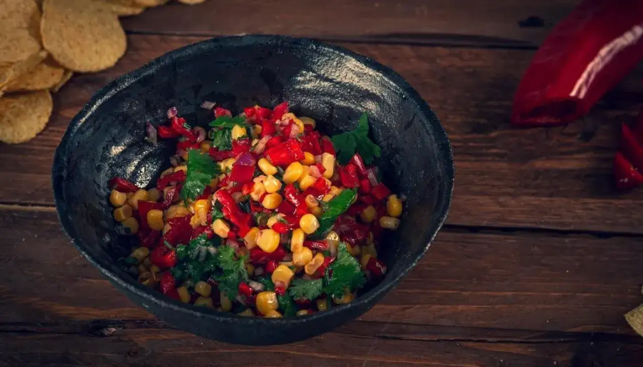 En sk&aring;l med f&auml;rgglad paprika salsa, majs och koriander. Perfekt till tortillachips.