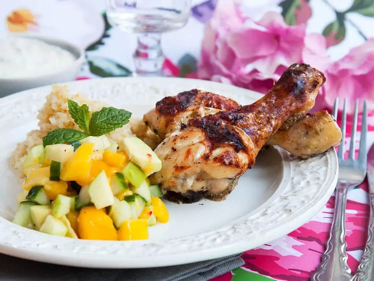 Grillade kycklingben med couscous och en fräsch mangosallad. Perfekt temperatur för saftiga kycklingben.