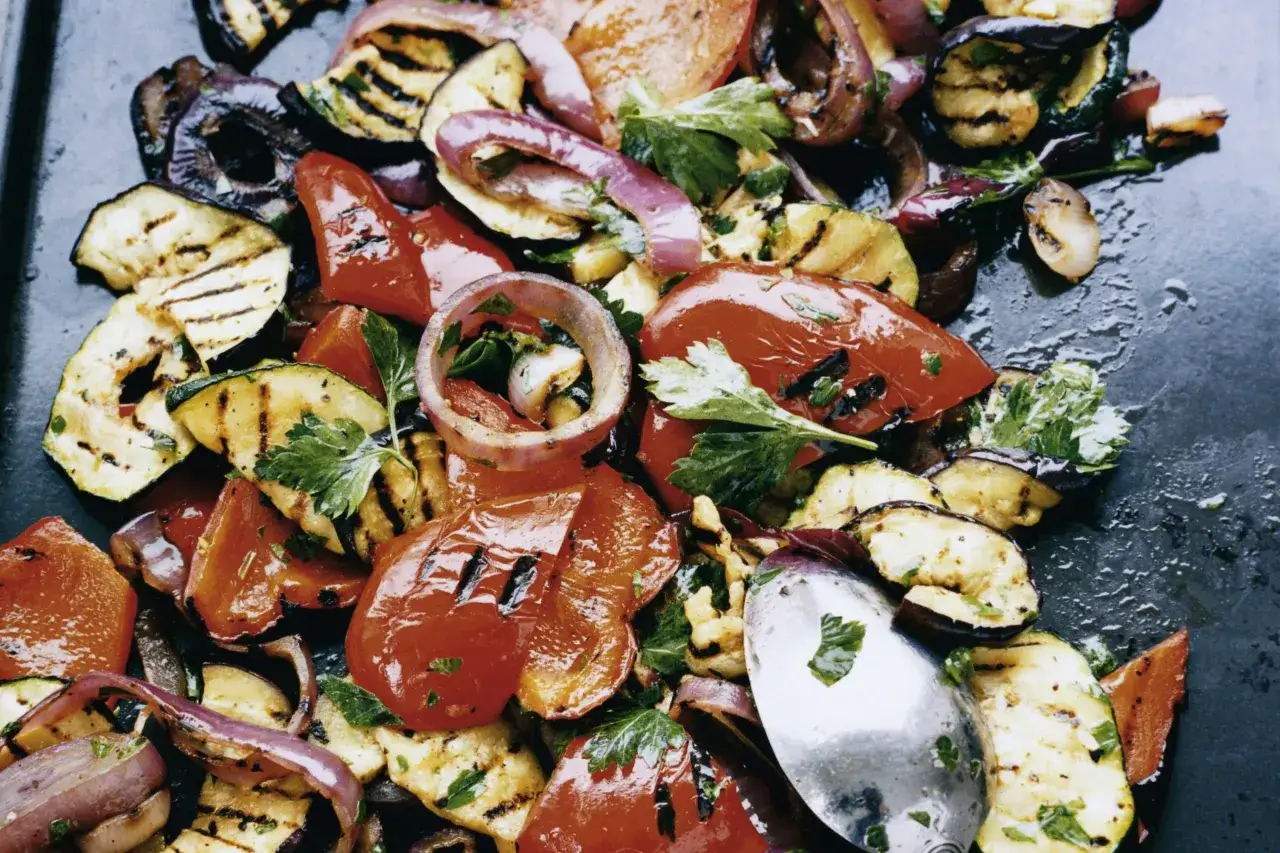 Grillade gr&ouml;nsaker med paprika, aubergine och l&ouml;k, perfekt som tillbeh&ouml;r till en somrig m&aring;ltid. En klick grills&aring;s tomat skulle passa utm&auml;rkt.