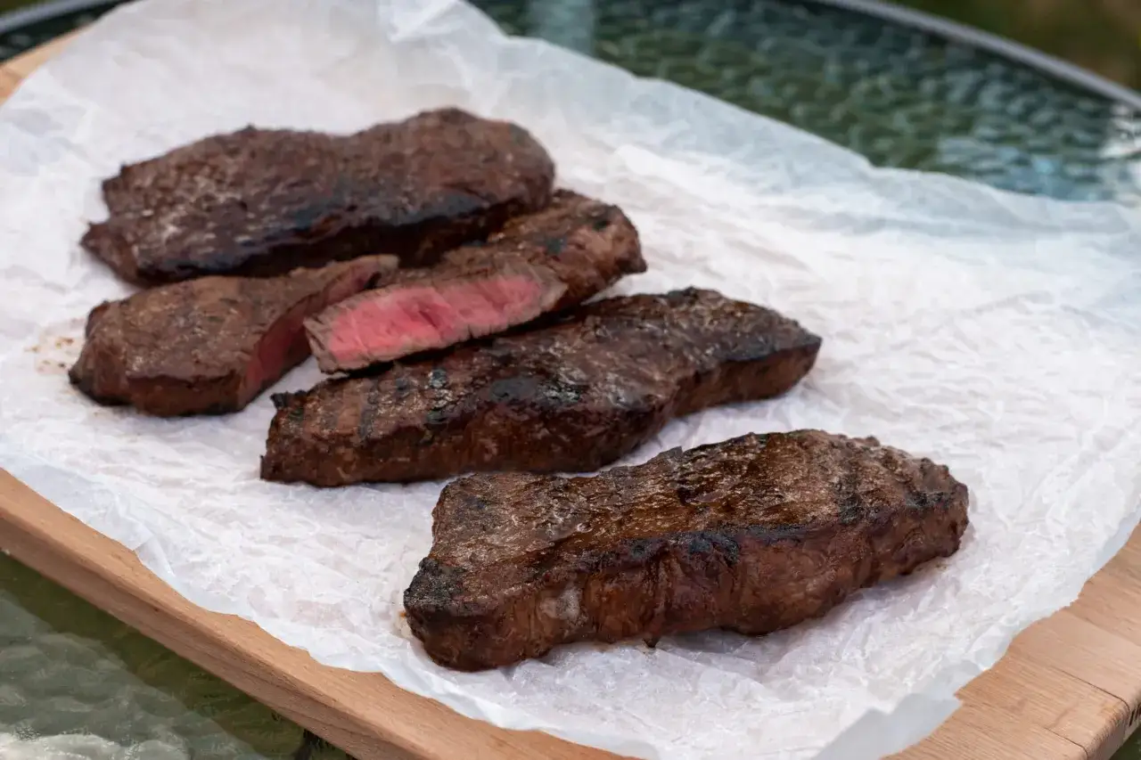 Grillade biffar p&aring; bakpl&aring;tspapper, en perfekt salt lag ger dem en h&auml;rlig yta.