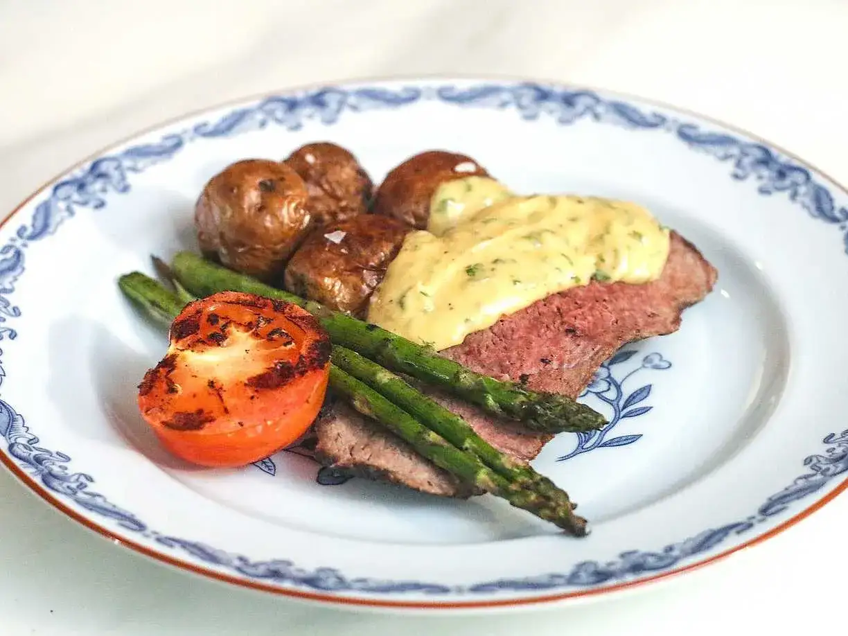 En saftig ryggbiff per person, serverad med rostade småpotatisar, sparris och en krämig hollandaisesås. En perfekt middag!