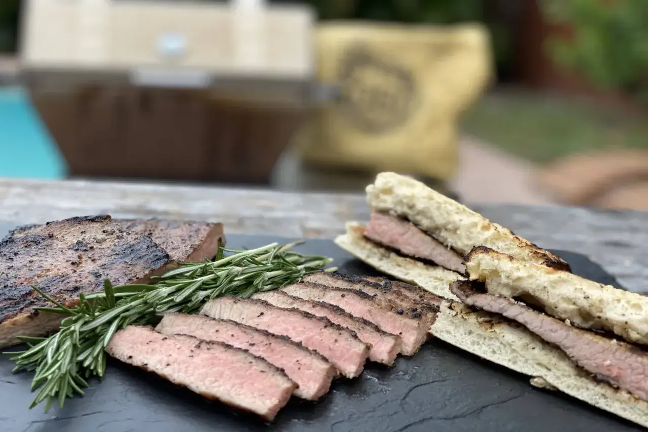 Perfekt grillad iberico-karr&eacute;, skivad och serverad med rosmarin. En del &auml;r &auml;ven upplagd i ett gott br&ouml;d.