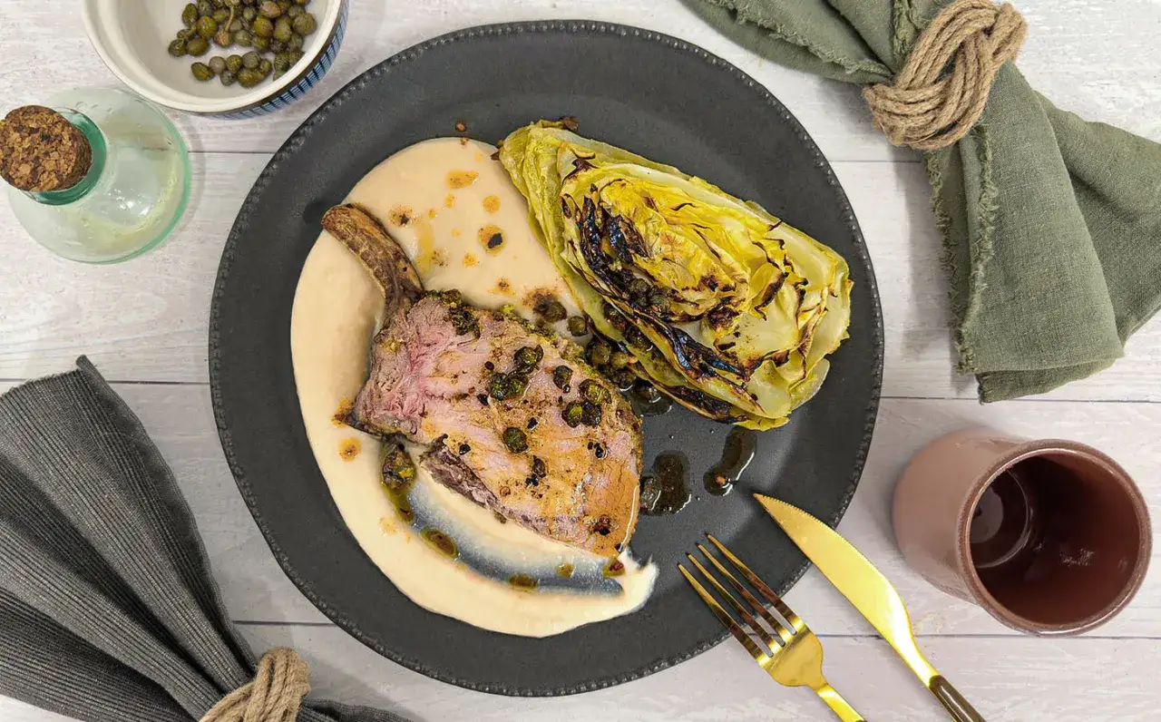 En saftig kotlett av secreto iberico, serverad med kr&auml;mig potatispur&eacute; och grillad k&aring;l. Ett perfekt secreto iberico recept f&ouml;r en festm&aring;ltid.