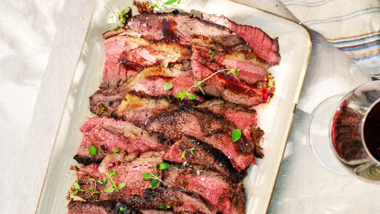 Skivad picanha styckdetalj, perfekt grillad med saftig rosa k&auml;rna och en h&auml;rlig yta. Garnerad med f&auml;rska &ouml;rter.
