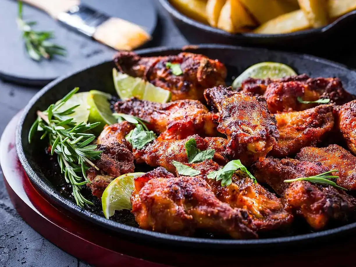 Hel grillad kyckling med lime och rosmarin, perfekt för en festmåltid.