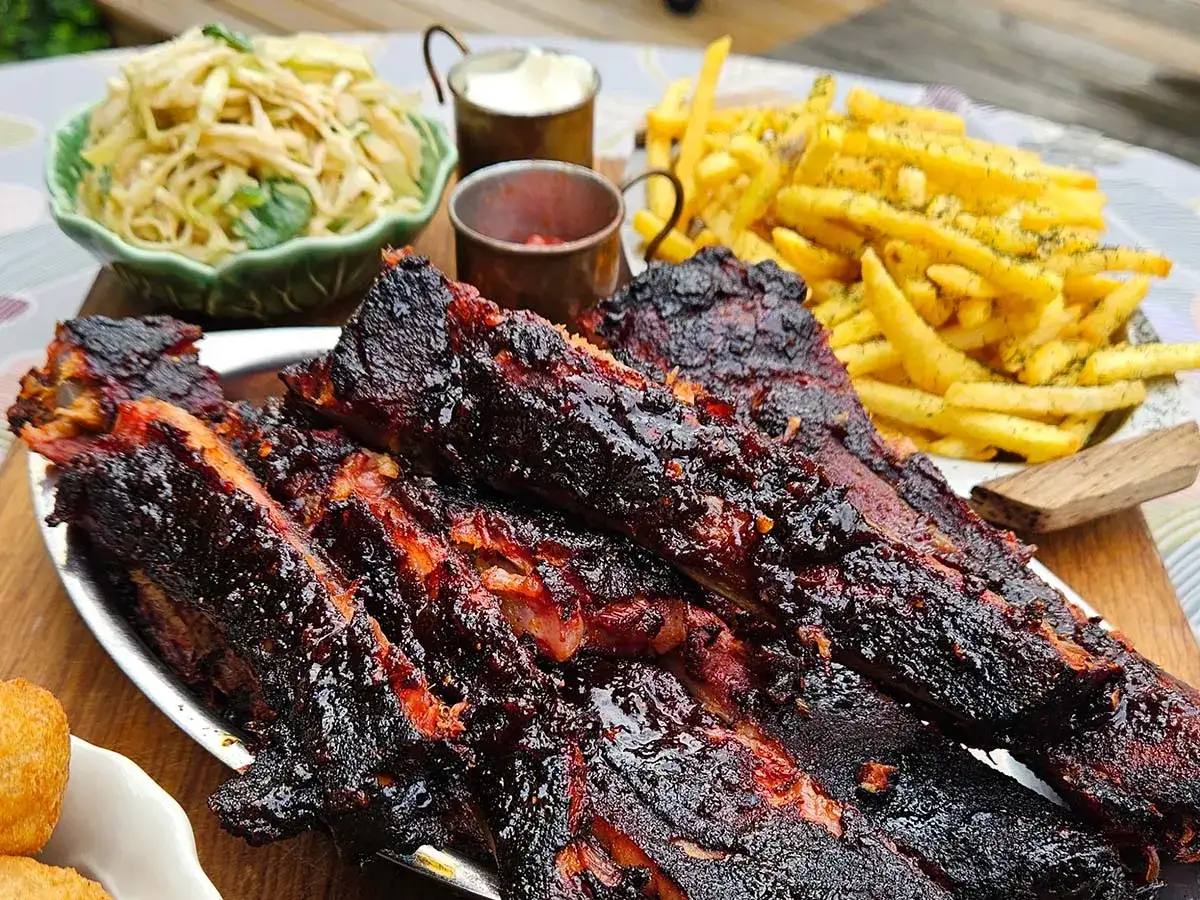 Saftiga, m&ouml;rka asiatiska revben serveras med krispiga pommes frites och en fr&auml;sch k&aring;lsallad. En festm&aring;ltid!