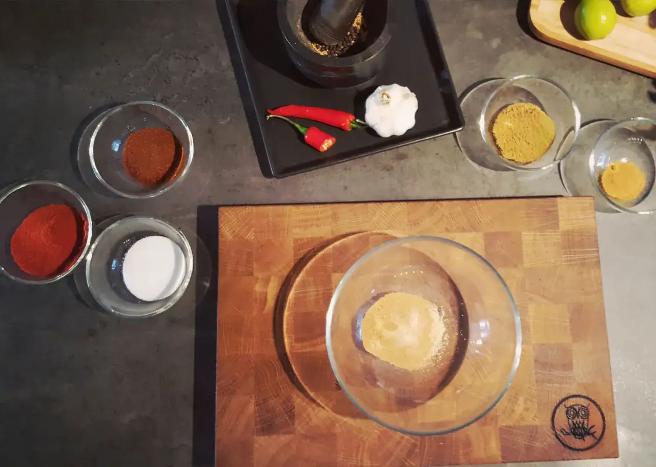 F&ouml;rberedelser f&ouml;r ett fantastiskt bbq rub recept: chili, vitl&ouml;k, peppar och kryddor i sk&aring;lar.