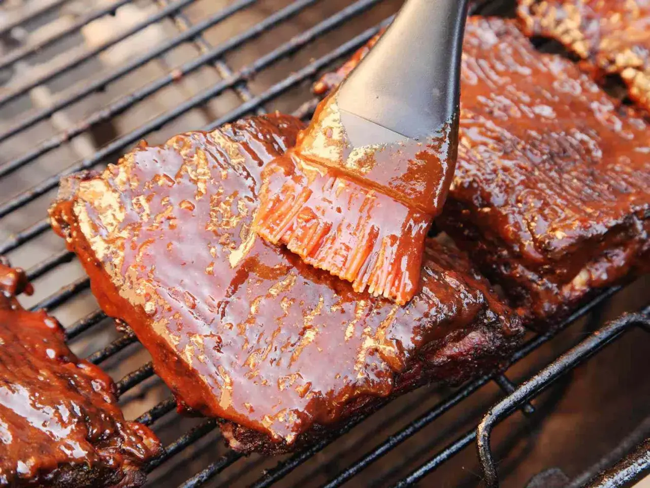 Revben penslas med en glansig barbequesås. Ett perfekt barbequesås recept för sommarens grillkvällar.