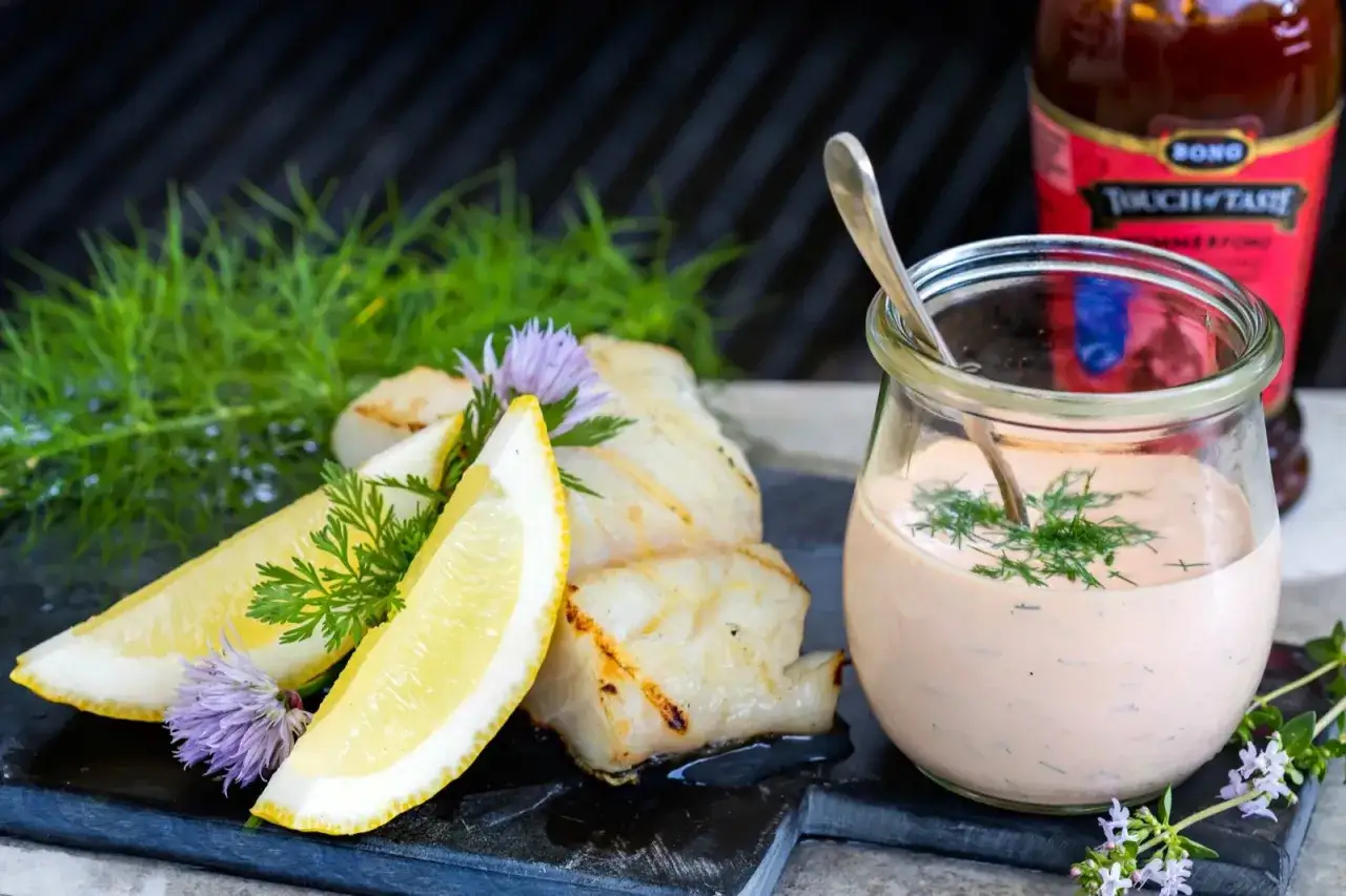 Grillad torsk med citronklyftor, dill och en kr&auml;mig s&aring;s. En perfekt sommarr&auml;tt!