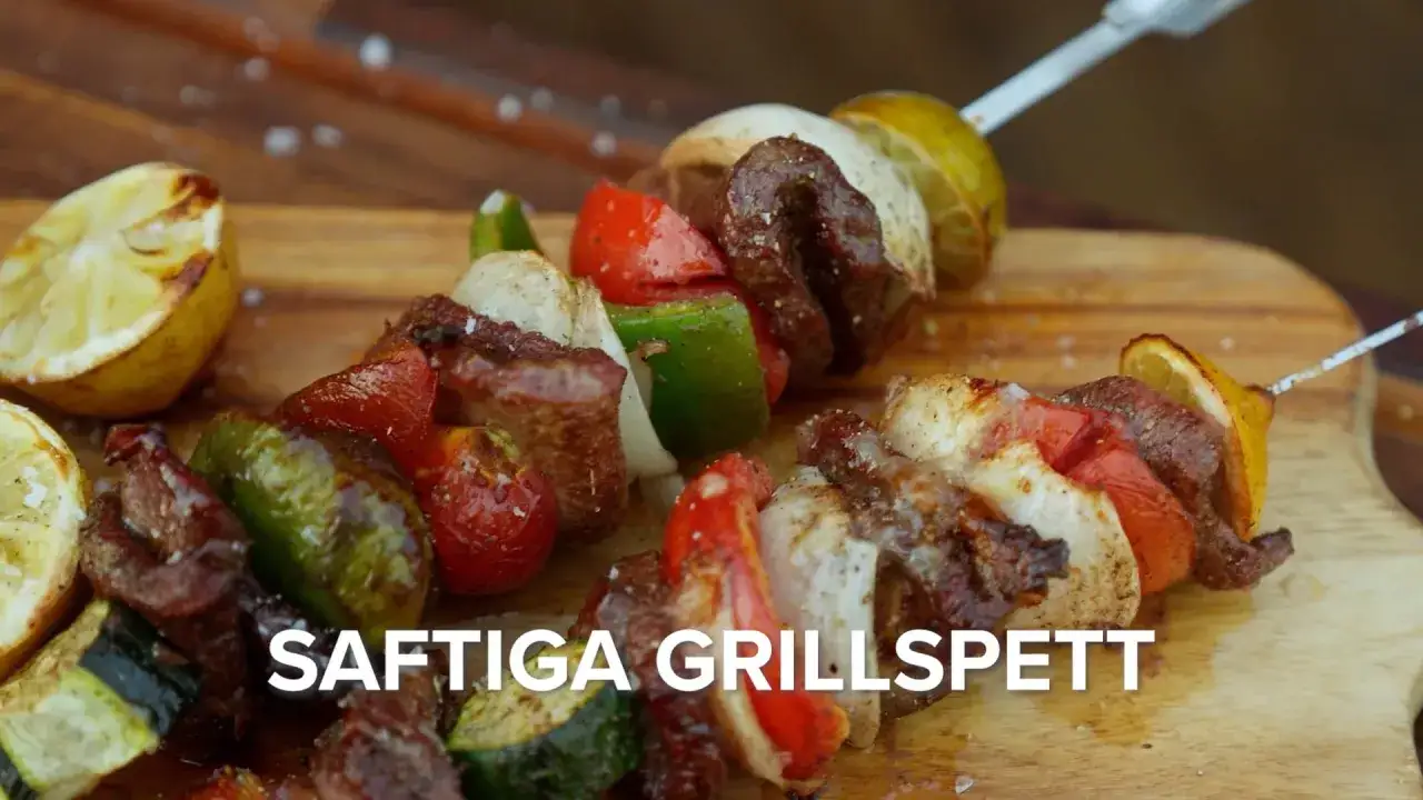 Saftiga grillspett med k&ouml;tt, gr&ouml;nsaker och citron p&aring; en tr&auml;sk&auml;rbr&auml;da. Perfekt f&ouml;r sommarens grillkv&auml;llar.