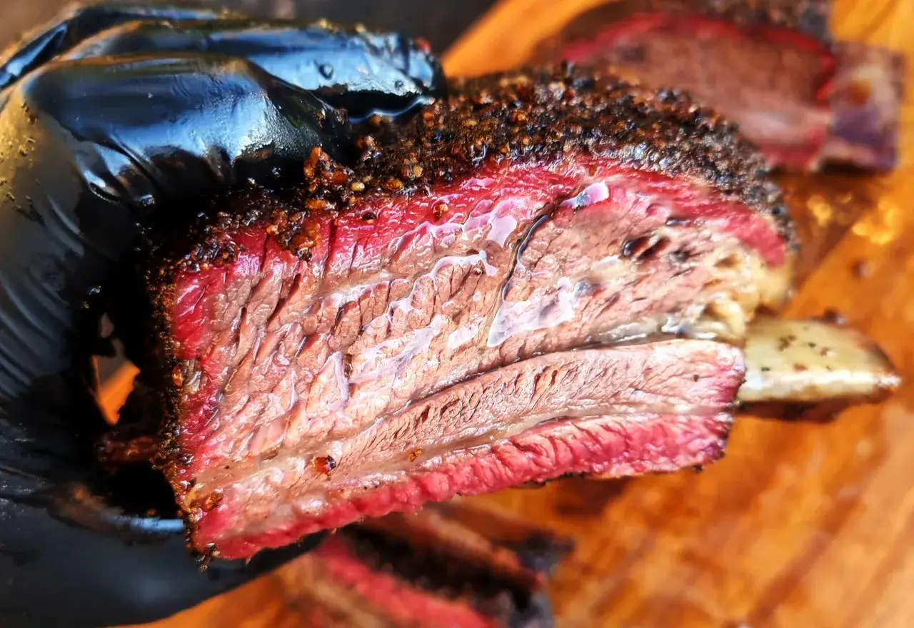 Saftiga short ribs, perfekt grillade med en m&ouml;rk, kryddig yta och en r&ouml;drosa insida. En njutning att grilla!