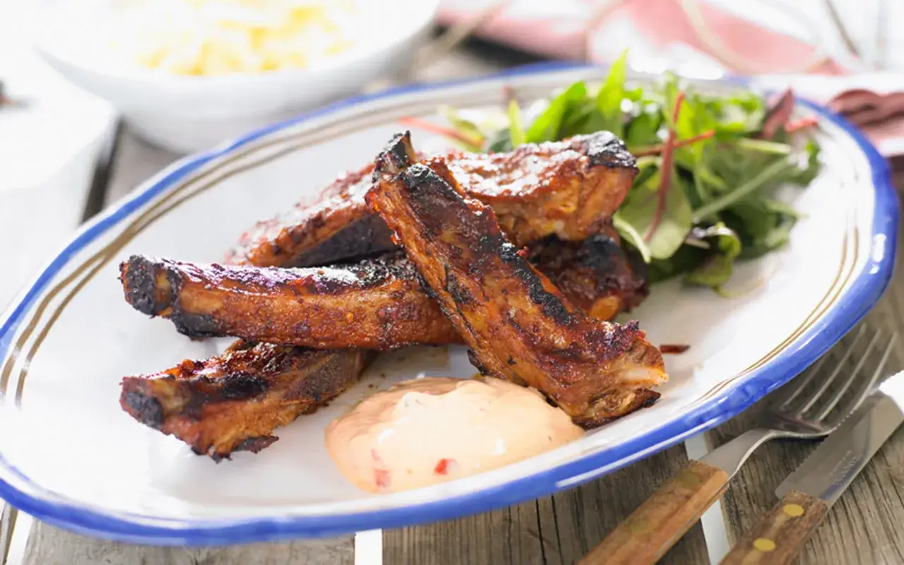 Grilla revben med en kr&auml;mig dipp och fr&auml;sch sallad. Perfekt f&ouml;r en sommarkv&auml;ll!