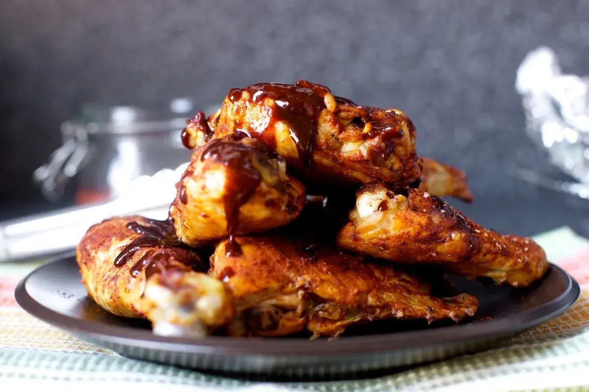 En h&ouml;g med saftiga kycklingdelar, glaserade med en m&ouml;rk s&aring;s. Perfekt f&ouml;r en grillkv&auml;ll, denna rub till kyckling ger en h&auml;rlig smak.